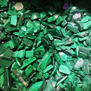 malaquita verde escuro Suppliers-A granel Natural Polido Rochas Matérias Chips Malaquita Gem Cristal Tombado Pedras de Cura Reiki