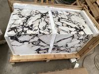 Dalles de marbre Calacatta Viola naturel de luxe et blocs de pierre découpés sur mesure pour tables basses cubiques modernes