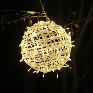 Lampe solaire d'extérieur de noël en plastique à LED, boule ronde, arbre suspendu