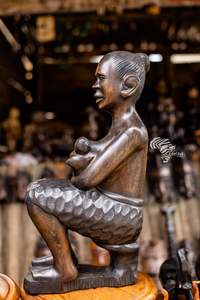 Figuras Tribales de Madera Hechas a Mano y Talladas que Celebran la Herencia Global para Campus Universitarios y Programas de Diversidad e Inclusión - Product Image 4