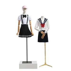 ร้านเสื้อผ้าวัยรุ่นหุ่นเด็กผ้าลินินสีขาวเด็กชายและเด็กหญิงหุ่นแสดงเสื้อผ้ายืนด้วยแขนไม้ที่ถอดออกได้