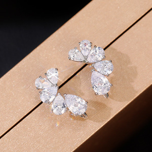 Orecchini a Perno con Cristalli a Forma di Goccia per Donne, Design a Petalo, Eleganti Accessori per Uso Quotidiano - Product Image 2