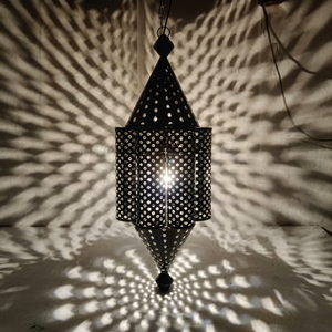 Farol Marroquí de Metal, Portavelas Colgante de Hierro Hecho a Mano, Lámpara Decorativa con Recortes para Hogar, Balcón o Habitación - Product Image 1