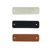 Étiquettes de taille imprimées d'étiquettes de vêtements en cuir durables en relief OEM/ODM avec techniques brodées