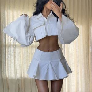 ชุดเสื้อครอปท็อปสีขาวสองชิ้นแฟชั่นลำลองสำหรับผู้หญิง ชุดกระโปรงสั้นสำหรับฤดูร้อนสไตล์ OEM - Product Image 1