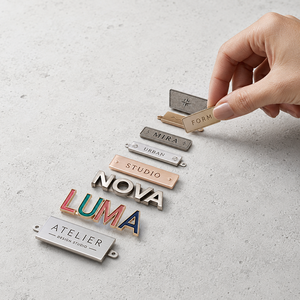 Placa de Metal con Logotipo en Relieve 3D, Etiquetas de Metal Grabadas Personalizadas, Etiquetas Decorativas <span class=keywords><strong>para</strong></span> Joyería, Bolsos, Artesanías Hechas a Mano - Product Image 2