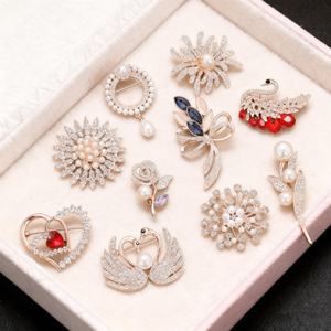 Insignias Metálicas de Aleación de Zinc Esmaltadas de Alta Calidad con Diseño Personalizado al por Mayor para Ropa - Product Image 4