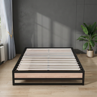 Cadre de lit King Size en bois de hêtre rembourré avec sommier à lattes en acier inoxydable, robuste et durable, idéal pour les suites d'hôtels de charme et les chambres d'hôtes.