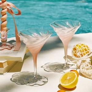 Copas de Vino de Vidrio Elegantes Hechas a Mano con Colores Personalizados, Efecto Esmerilado, Copas de Cóctel Giratorias Rosadas - Product Image 2