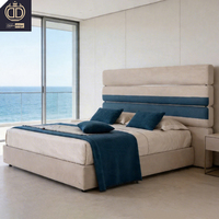 Lit moderne haut de gamme avec cadre de tête de lit segmenté et cannelé, idéal pour projets de penthouse, résidences d'hôtellerie de luxe et boutiques de designers.