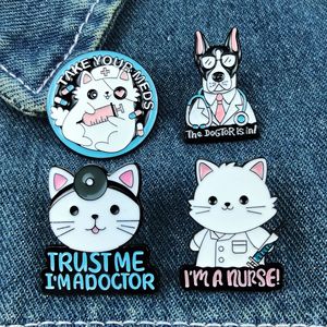 Broches en émail mignonnes en forme de <span class=keywords><strong>chat</strong></span>, jouets de docteur, accessoires en métal émaillé personnalisés pour chien, vente en gros, broche d'infirmière, épingles de médecine - Product Image 4