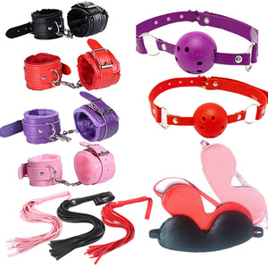 Menottes en cuir peluche avec bâillon, bandeau et fouet – Jouets sexuels BDSM, couleurs assorties, pour adultes romantiques - Product Image 1
