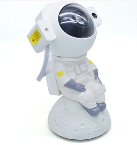 Lámpara de cielo estrellado de astronauta sentada en la luna - Product Image 4