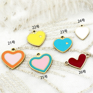 Ramo de Dijes de Esmalte con Forma de Corazón |   Colgante de Corazón de Acero Inoxidable Chapado en Oro PVD de 18K para la Fabricación de Joyas |   Impermeable e Hipoalergénico - Product Image 5