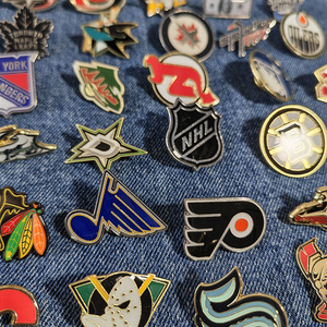 Pin Enamel Grosir Kustom 2D 3D Karakter Rugby Hoki Es Lencana Pin Suvenir Olahraga Pin Logam Paduan untuk Kerah Baju - Product Image 1