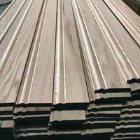 Plinthes en pin radiata pré-peintes en gros, idéales pour la décoration d'hôtels et de maisons, avec plusieurs options de couleurs disponibles
