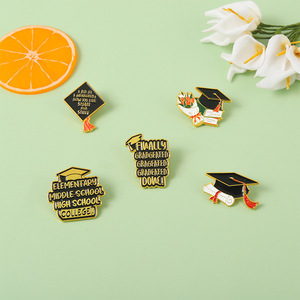 Pins Metálicos de Graduación para Estudiantes, 5 Colores Dorados, Alta Calidad, en Paquete al por Mayor para Decoración de Mochilas y Ropa - Product Image 5