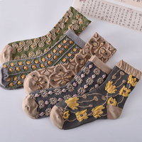 Vente en gros de chaussettes en coton personnalisées Chaussettes rétro en relief tridimensionnel Chaussettes pour femmes Mid Tube Tendance Automne Hiver Style Sweet Stock
