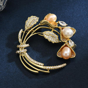 Broche haut de gamme unisexe en forme de fleur de l'aube avec perle d'eau douce, accessoire élégant, polyvalent et créatif de qualité supérieure - Product Image 1