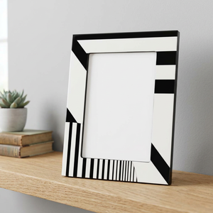 Marco de Fotos Geométrico Moderno en Blanco y Negro, de Resina, Vertical, con Soporte de Cabecera, para Escritorio, Personalizable - Product Image 1