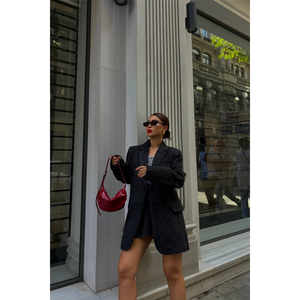 Chaqueta de cachemira negra para mujer con ribete de cuero en los codos - Product Image 4