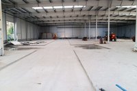 Entrepôt à structure métallique multi-portes à faible coût, avec volets roulants/sans porte, idéal pour les laveries automobiles, ateliers de réparation et garages.