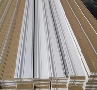 Moulures et plinthes en MDF blanc pré-peint au design moderne