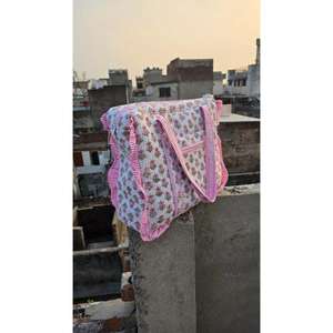 Sac de voyage matelassé en coton, fabriqué à la main avec un imprimé traditionnel, élégant, léger, durable et idéal pour les voyages de week-end - Product Image 3