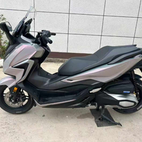 Scooter Maxi Forza 350 d'occasion, excellent état. Moteur refroidi par liquide de 350 cm³, entièrement fonctionnel.