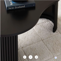 Table basse noire moderne avec base en forme de spirale