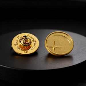 Broches de revers personnalisées en métal en gros, en alliage de zinc, rondes, plaquées or 3D, badges en émail souple, artisanat métallique pour costume - Product Image 4
