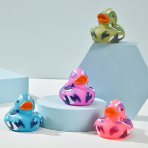Bán buôn số lượng lớn nhựa biểu tượng tùy chỉnh đảo mới lạ 2 inch ngụy trang cao su duckies một chục các loại - Product Image 1