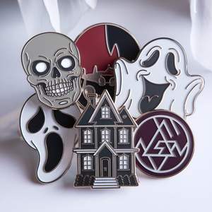 Diseño libre personalizado película de terror Halloween esmalte pines insignias a granel - Product Image 2