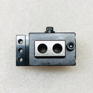 2025 nouveau style de pièces de machines agricoles faites par tour CNC support de pas de ressort avec trois trous - Product Image 1