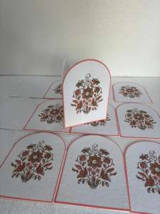 Invitations de mariage en papier coton fait main avec impression offset florale, forme personnalisée et design d'art populaire pour les mariages et les événements - Product Image 2