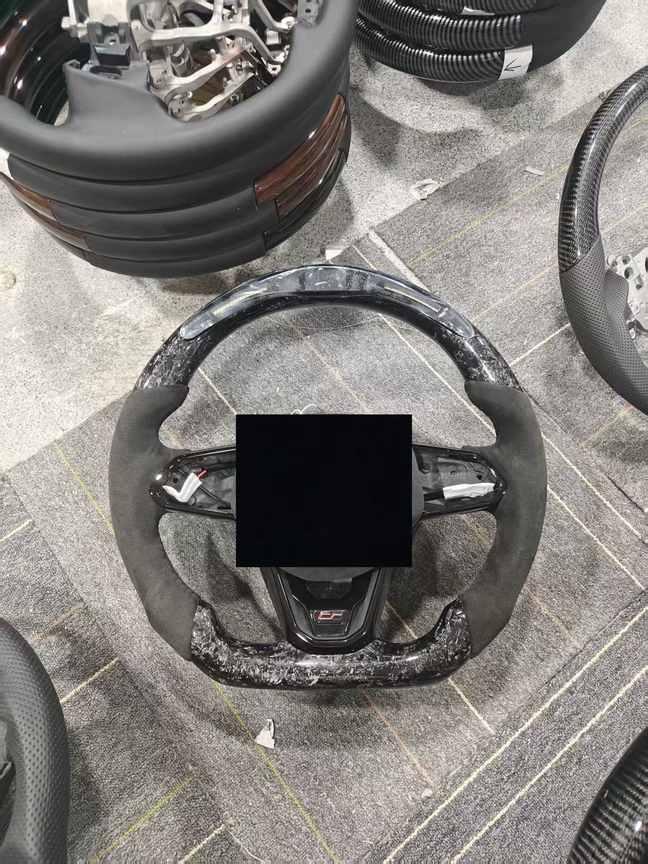 Cuir perforé + carbone + bouton de démarrage