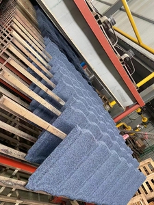 Tuiles de toiture <span class=keywords><strong>en</strong></span> métal revêtues de pierre de style moderne, couleur grise, tôle ondulée <span class=keywords><strong>en</strong></span> aluminium-zinc, prix d'usine pour hôtels et usines - Product Image 3