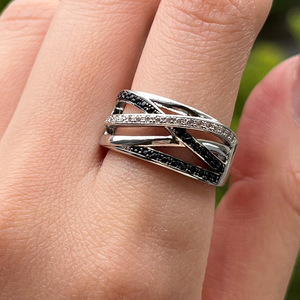 Bague géométrique en zircon noir et blanc, bijou de doigt simple et tendance - Product Image 2