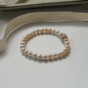 Pulsera de Perlas Blancas y Rosas de Agua Dulce, Brazalete Elástico de Cristal Rosa Natural de 17 cm, Chapado en Cobre con Oro de 14k, Colección Nearly Beauty - Product Image 4