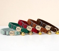Collier personnalisé réglable en velours côtelé pour petit chat ou chien, avec boucle de sécurité détachable, clochette et plaque d'identification personnalisée avec numéro et nom.