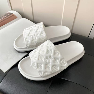 Vente en gros directe d'usine, pantoufles pour femmes en cuir véritable antidérapantes, à bout ouvert, avec logo embossé, de luxe, pour toutes les saisons - Product Image 4