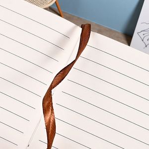 Cuaderno de Tapa Dura de Cuero PU A5/A6, 100 Hojas, Correa Elástica, Logotipo Personalizado para Uso Personal y Empresarial, Económico - Product Image 2