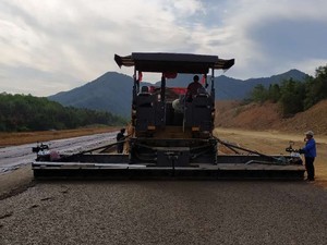 Pavimentadora <span class=keywords><strong>de</strong></span> <span class=keywords><strong>Asfalto</strong></span> GYA4200, Maquinaria para Carreteras, Ancho <span class=keywords><strong>de</strong></span> Pavimentación <span class=keywords><strong>de</strong></span> 4200 mm, 93 kW, Equipo <span class=keywords><strong>de</strong></span> Pavimentación <span class=keywords><strong>de</strong></span> Tamaño Mediano, Precio <span class=keywords><strong>de</strong></span> Fábrica - Product Image 3