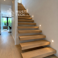 Appartement haut de gamme style minimaliste, fabrication professionnelle, plan de travail, escalier flottant