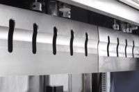 Machine à découper les gâteaux ronds à double plateau tournant à ultrasons (couteau en acier/ultrasons) avec bande transporteuse