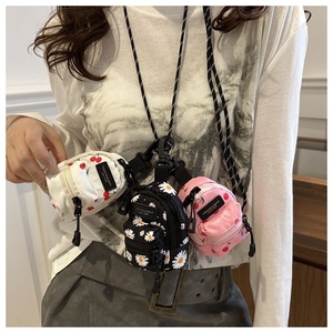 Mini Zaino Oxford con Stampa Floreale alla Moda, Ciondolo Borsa a Tracolla Idrorepellente con Cinghia da Collo, Charm Multicolore Personalizzabile Leggero - Product Image 5