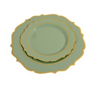 Assiettes vertes sauge festonnées d'inspiration vintage avec bordure dorée fine, vaisselle réutilisable et jetable pour les célébrations printanières
