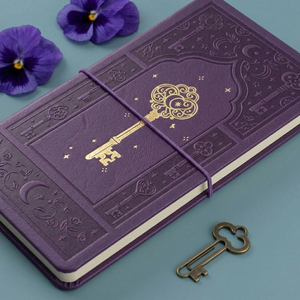 Diario de Terciopelo Esmeralda Gótico LABON Griffin A5, Tapa Dura, Grimorio Místico con Estampado Holográfico y Bordes Dorados Iridiscentes - Product Image 2