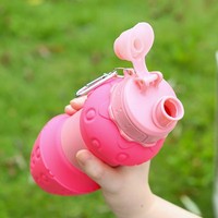 Bouteille d'eau pliable en silicone, motif fraise, avec mousqueton détachable, sans BPA, anti-fuite, portable, pour le sport et les voyages