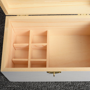 Caja de Almacenamiento Navideña Rectangular de Madera Blanca con Diseño Rojo para Empaque de Regalos Navideños - Product Image 4